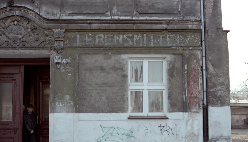 20 listopada 2003 , ul.Księcia Witolda 78. Napis "LEBENSMITTEL"