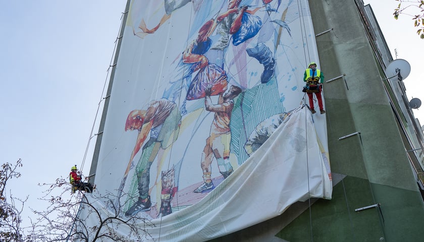 Uroczystość zawieszenia grafiki na ścianie