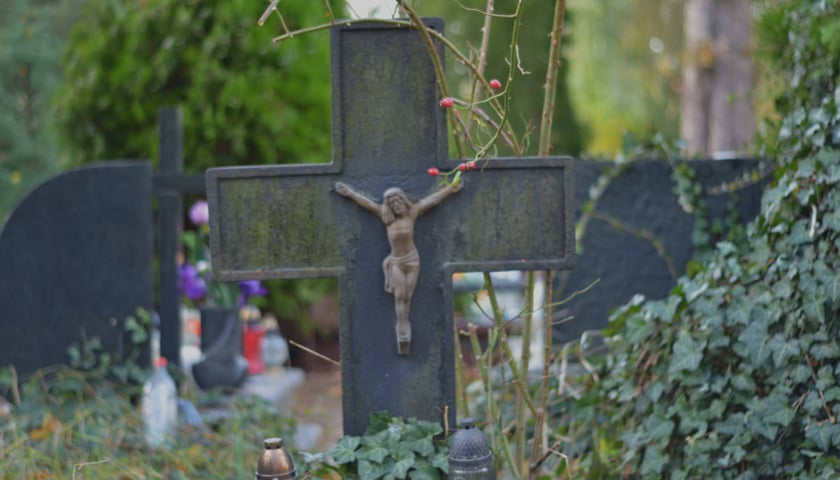 Powiększ obraz: <p>cmentarz parafialny przy ul. Smętnej we Wrocławiu, zdjęcie ilustracyjne</p>