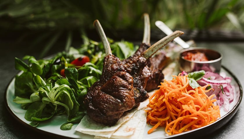 Powiększ obraz: We Wrocławiu zjemy dania kuchni uzbeckiej w restauracji Samarqand.