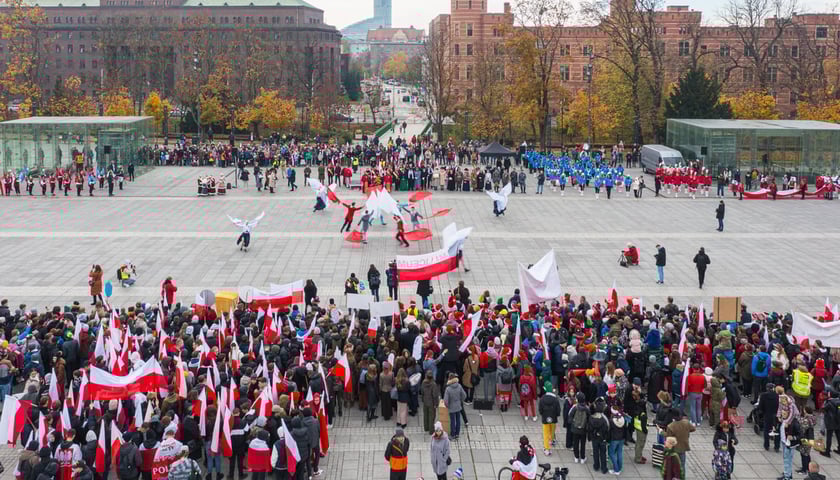 Powiększ obraz: <p>Radosna Parada Niepodległości 2023 we Wrocławiu. Pl. Wolności</p>
