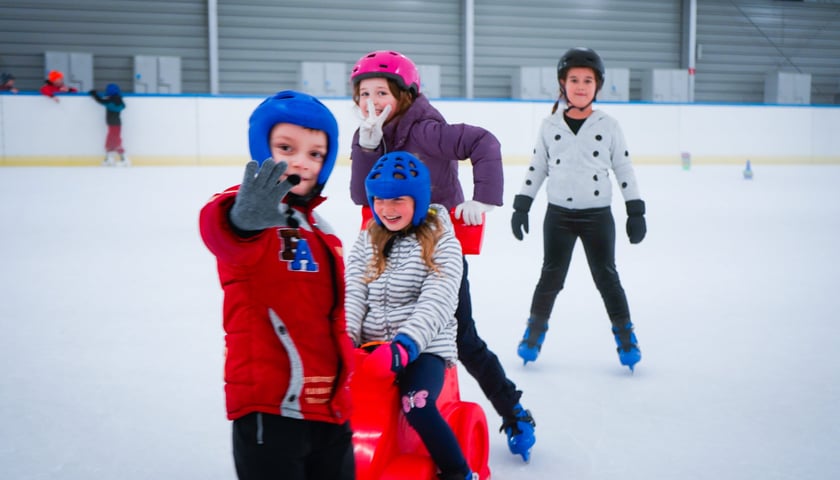 Powiększ obraz: Dzieci na lodowisku
