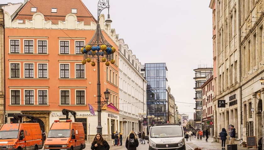 Trwa montaż pierwszych świątecznych dekoracji. Wrocław, 13.11.2024