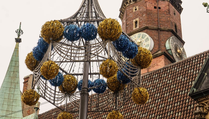 Trwa montaż pierwszych świątecznych dekoracji. Wrocław, 13.11.2024