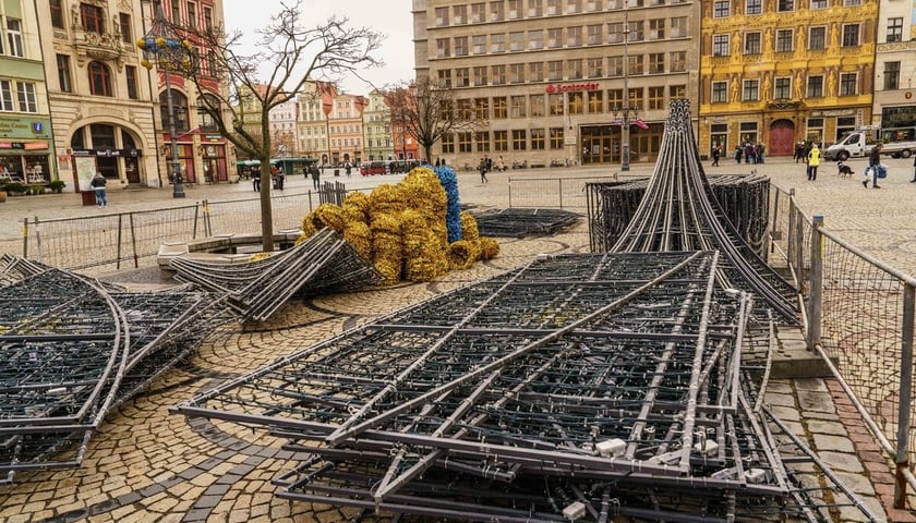 Trwa montaż pierwszych świątecznych dekoracji. Wrocław, 13.11.2024