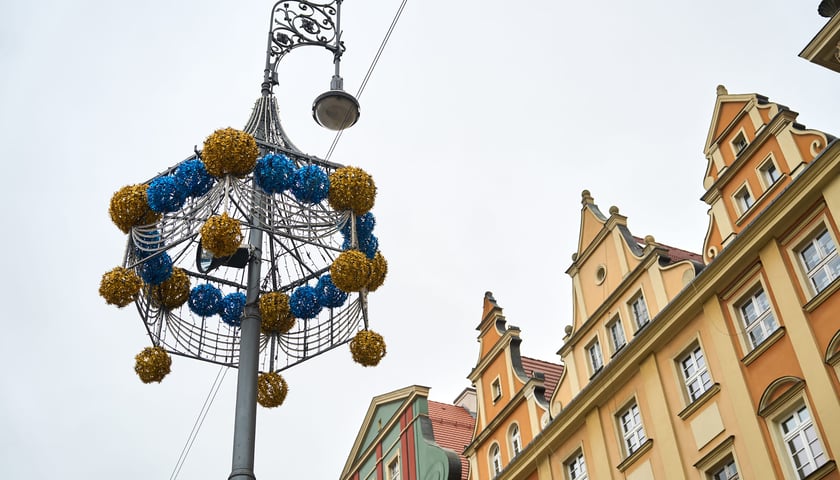 Trwa montaż pierwszych świątecznych dekoracji. Wrocław, 13.11.2024