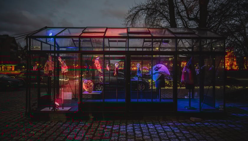 Powiększ obraz: Wystawa przed budynkiem Concordia Design