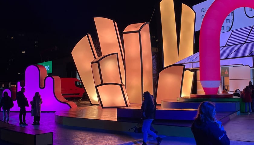 Świetlna instalacja na Gaju