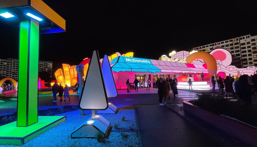 Świetlna instalacja na Gaju