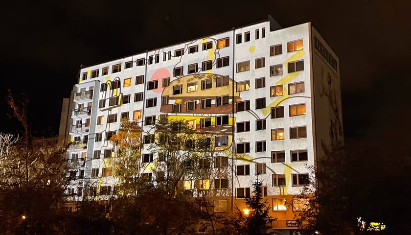 Świetlna instalacja na Gaju