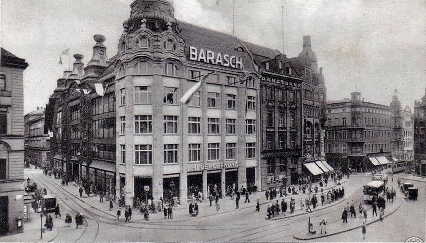 Powiększ obraz: Dom towarowy Braci Baraschsów po gruntownej przebudowie otwarto 29 września 1929 r., pocztówka
