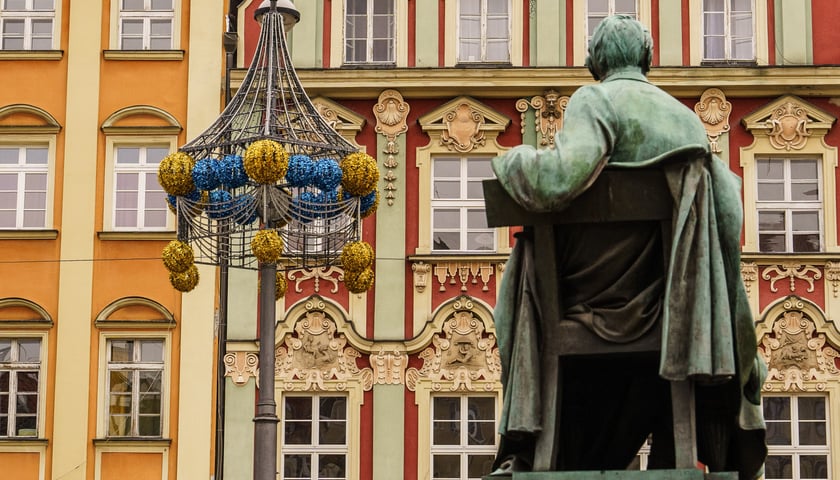 Powiększ obraz: Hrabia Aleksander Fredro może już podziwiać nowe dekoracje