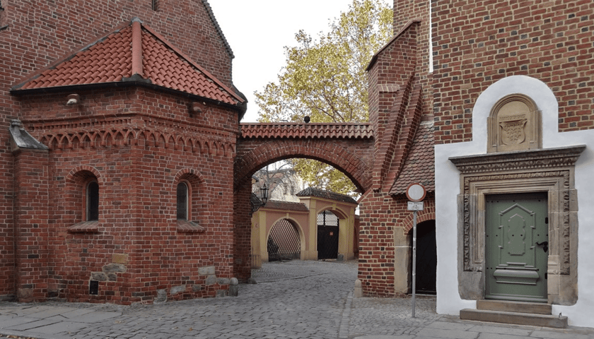 Powiększ obraz: Na zdjęciu Kluskowa Brama przy placu Katedralnym we Wrocławiu