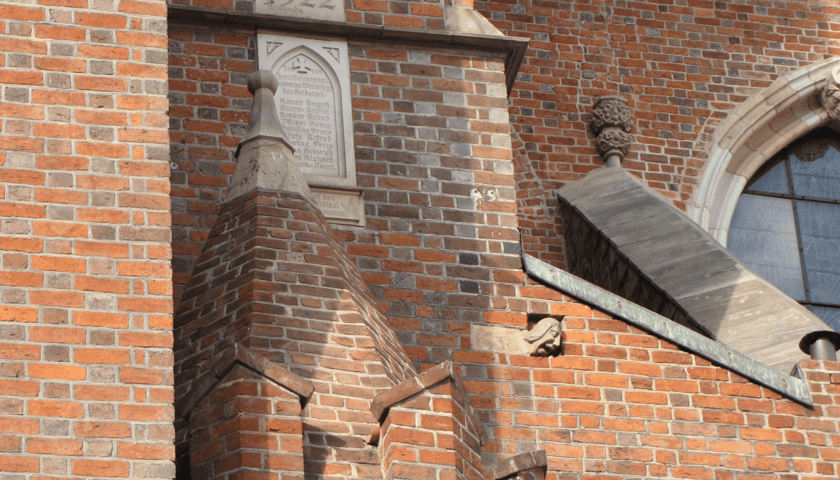 Powiększ obraz: Na zdjęciu Kamienna Głowa w ścianie Archikatedry świętego Jana Chrzciciela we Wrocławiu