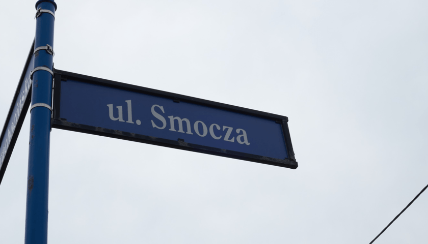 Powiększ obraz: Na zdjęciu tablica z nazwą ulicy, która nawiązuje do legendy - ulica Smocza we Wrocławiu