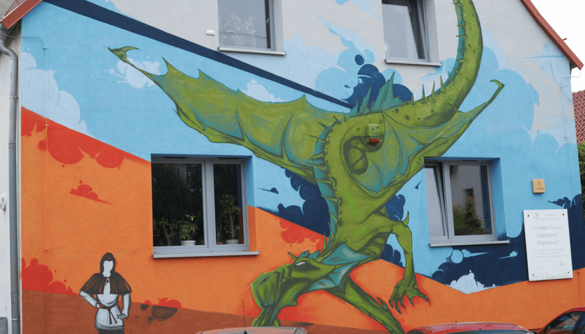 Powiększ obraz: Na zdjęciu mural ze smokiem przy ulicy Smoczej 4 we Wrocławiu