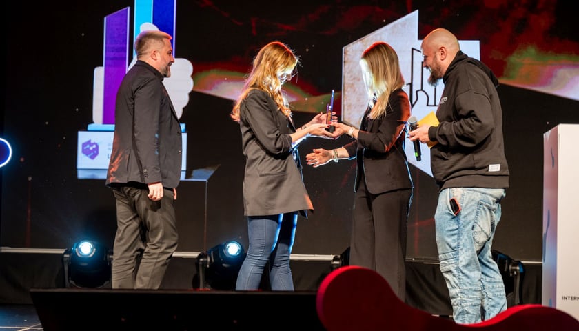 Powiększ obraz: Wręczenie statuetki Złotego Lajka podczas gali kongresu Local-Some. Z lewej na scenie przedstawiciele Wrocławia: Marlena Mazur, dyrektor Biura Komunikacji Internetowej Miasta Wrocław, obok Radosław Michalski, dyrektor Departamentu Marki Miasta