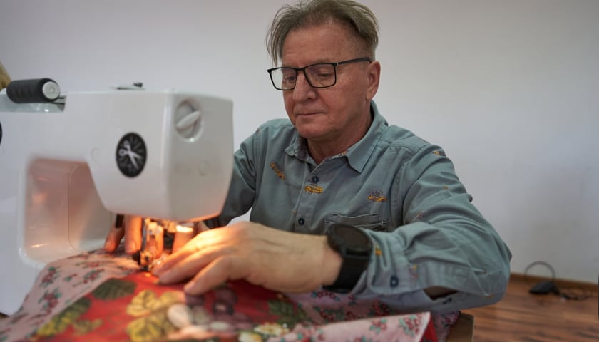 Powiększ obraz: Wrocławscy seniorzy chętnie korzystają z warsztatów organizowanych przez miejskie instytucje. Wśród nich są zajęcia komputerowe, artystyczne oraz sportowe.