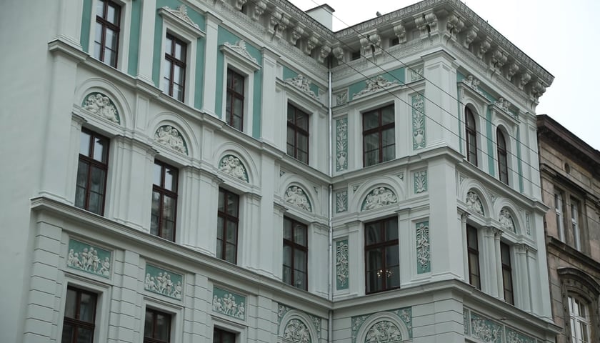 Powiększ obraz: Przedmieście Oławskie, kamienica z ul. Kniaziewicza 17 – po remoncie stanowi prawdziwą ozdobę osiedla