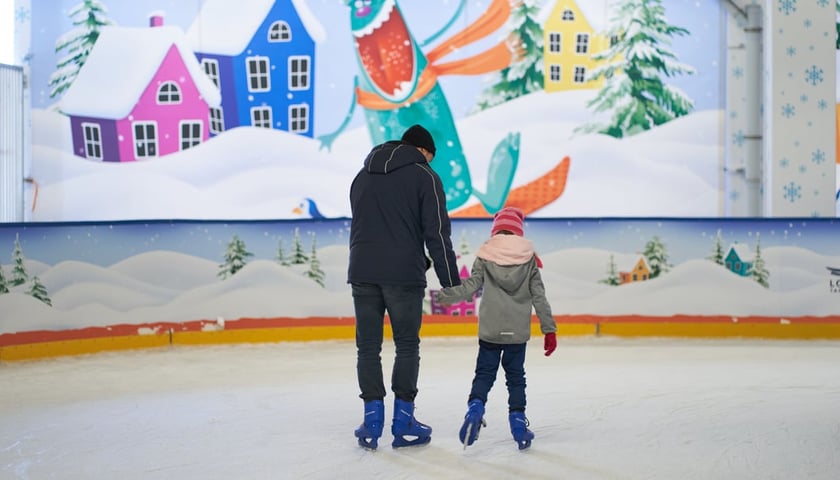 Powiększ obraz: Na zdjęciu mieszkańcy jeżdżący na łyżwach na lodowisku Tarczyński Arena we Wrocławiu.