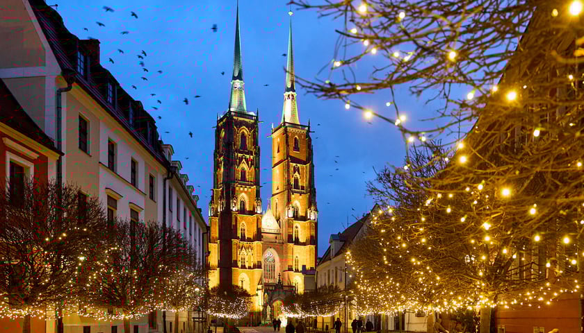 Powiększ obraz: <p>Świąteczne iluminacje i ozdoby we Wrocławiu. Okolice katedry, Ostr&oacute;w Tumski</p>