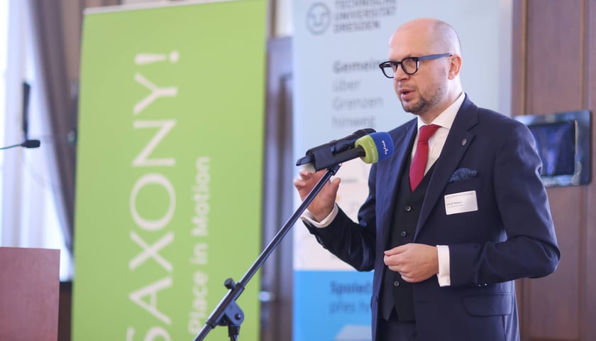 Powiększ obraz: 6. Polsko-Saksoński Dzień Innowacji na PWr we Wrocławiu. Jakub Mazur, wiceprezydent Wrocławia