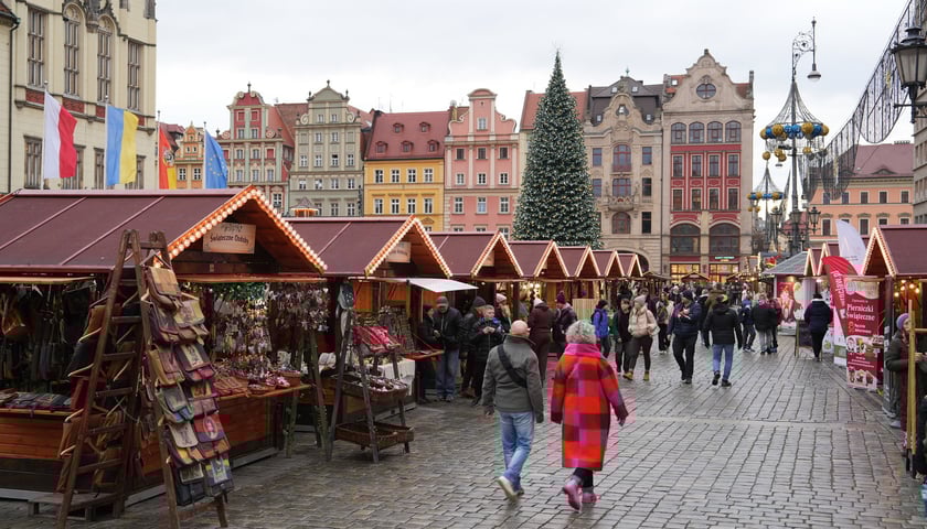 Powiększ obraz: <p>Wizyta na Jarmarku Bożonarodzeniowym w tygodniu kolejka do atrakcji, jak karuzela czy beczka śmiechu. To r&oacute;wnież szansa na rozmowę ze sprzedawcą i przemyślane zakupy.</p>