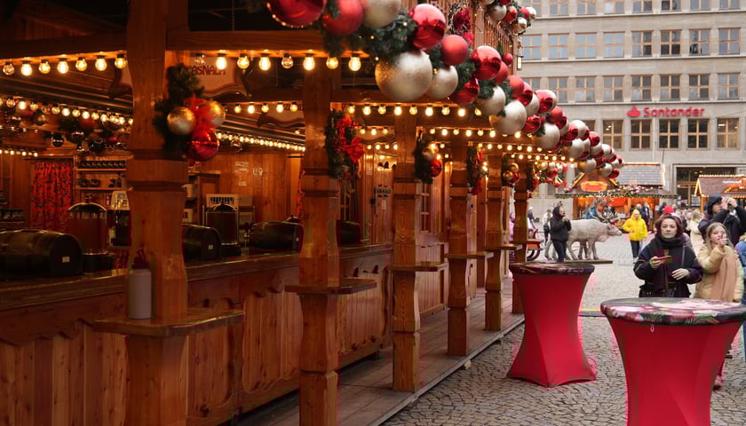 Powiększ obraz: <p>W środku tygodnia na Jarmarku Bożonarodzeniowym we Wrocławiu można spokojnie zająć stolik, by coś zjeść.</p>