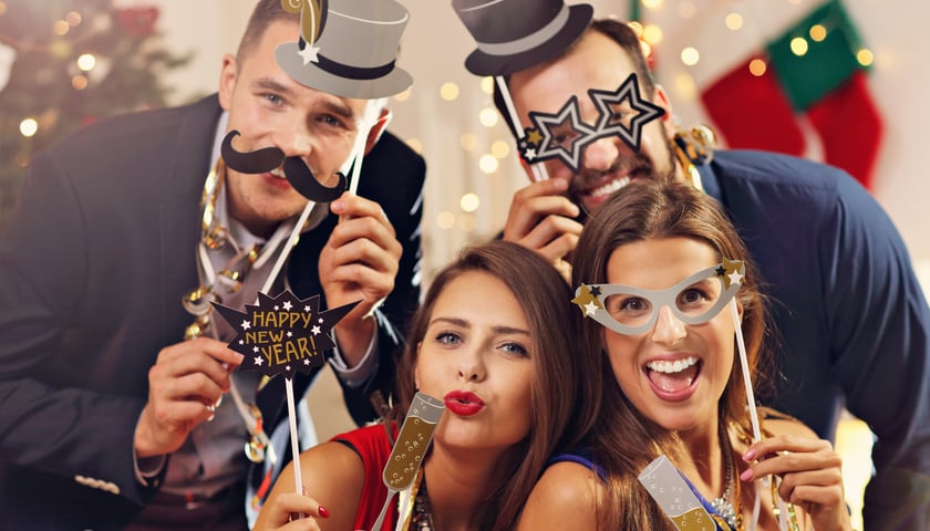 Powiększ obraz: Dwóch mężczyzn i dwie kobiety w sylwestrowych strojach