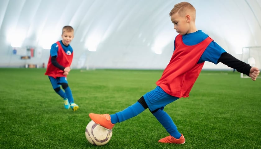 Powiększ obraz: Dwóch chłopców na boisku do piłki nożnej