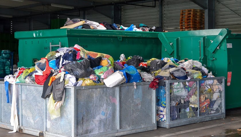 Powiększ obraz: Kontenery z ubraniami