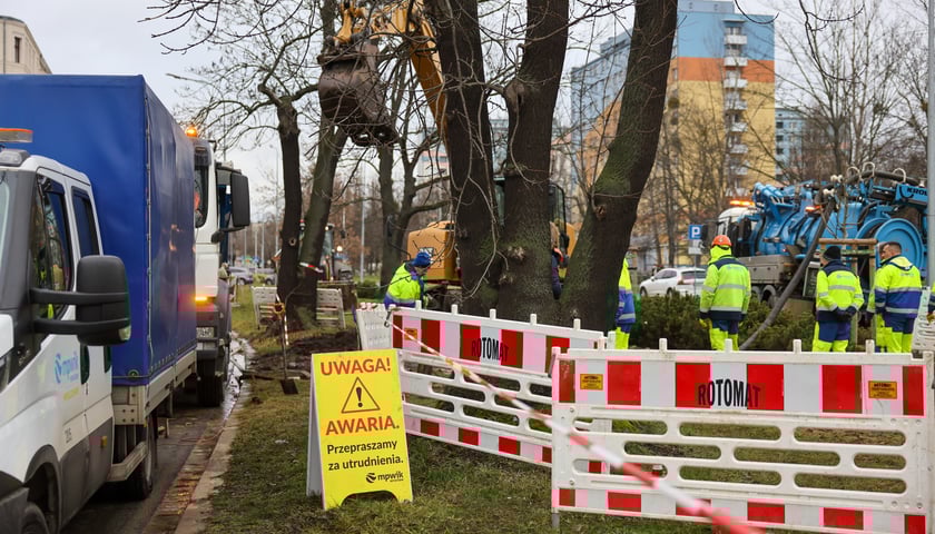 Powiększ obraz: Awaria magistrali wodociągowej przy ul. Zaporoskiej, na miejscu pracują ekipy MPWiK