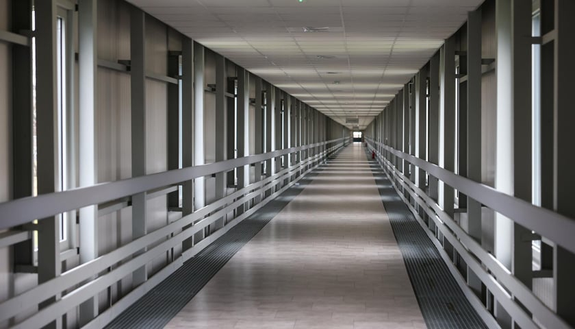 Powiększ obraz: <p>Zakład produkcji wody w Mokrym Dworze - korytarz, dzięki któremu w okresie powodzi pracownicy mogli przemieszczać się między budynkami kompleksu.</p>