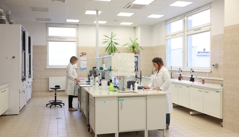 Powiększ obraz: <p>Woda we wrocławskim MPWiK przechodzi szereg chemicznych, fizycznych i mikrobiologicznych testów.</p>