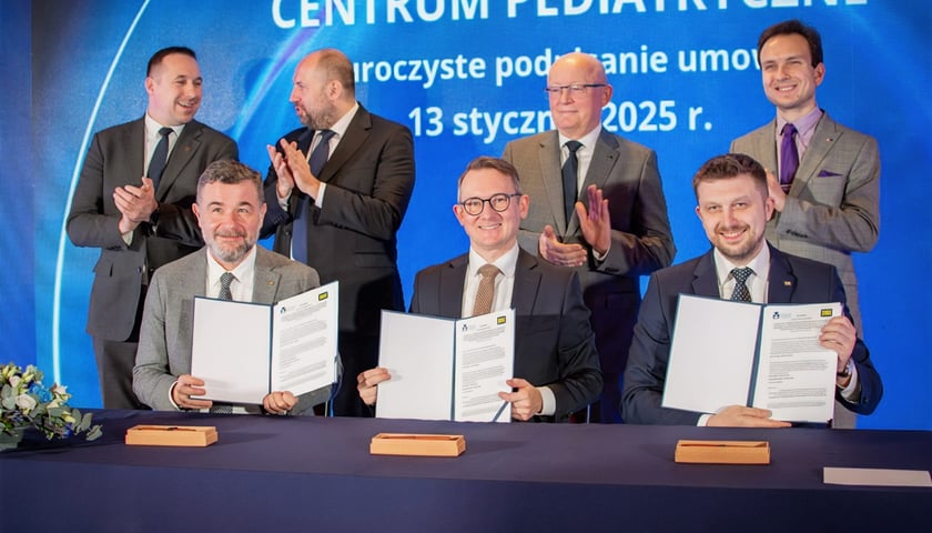 Powiększ obraz: Umowę na budowę Zintegrowanego Centrum Pediatrii podpisali szefowie USK i PORR w obecności przedstawicieli władz samorządowych i uczelnianych