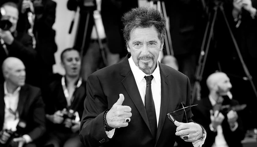 Powiększ obraz: <p>Al Pacino podpisał na prośbę Weroniki Rosati książkę przeznaczoną na aukcję WOŚP</p>