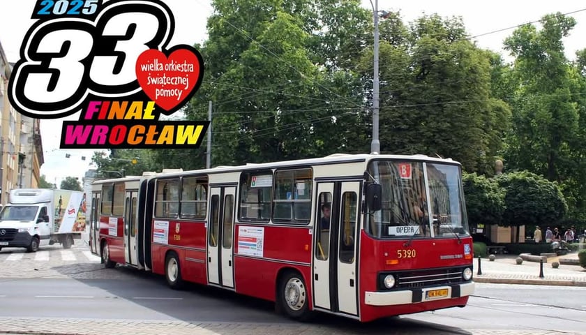 Powiększ obraz: <p>Na pokładzie każdego z zabytkowych autobus&oacute;w będą kwestować wolontariusze WOŚP</p>