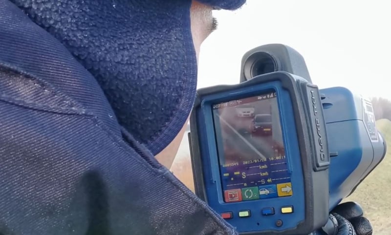 Powiększ obraz: Policjant mierzy prędkość