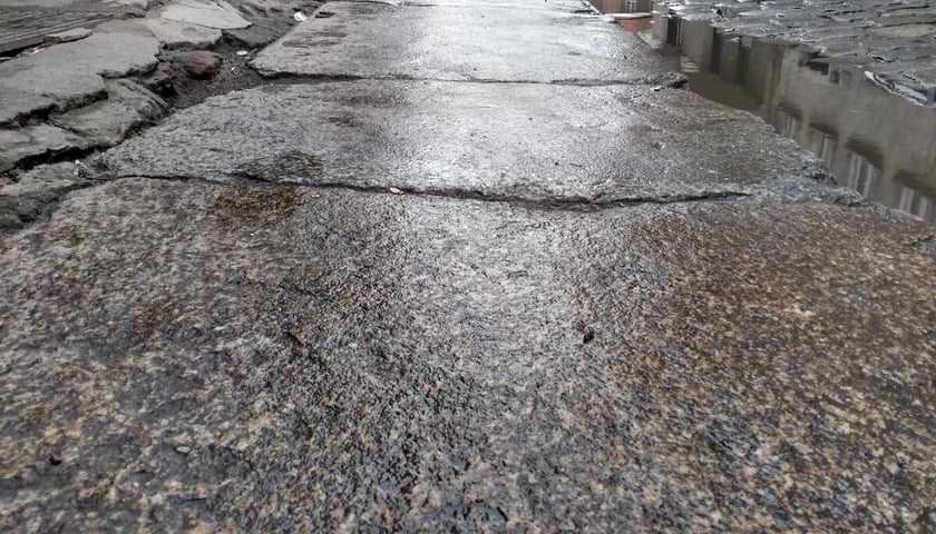 historyczne płyty granitowe na chodniku