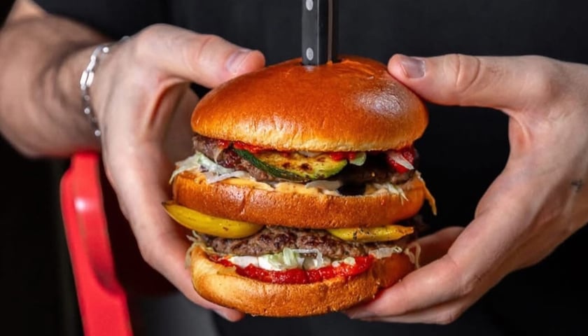 Powiększ obraz: Na wrocławskim rynku w restauracji Soczewka można zjeść hamburgery w bezglutenowej bułce.