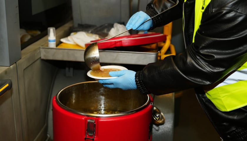 Powiększ obraz: W Streetbusie można zjeść ciepły posiłek