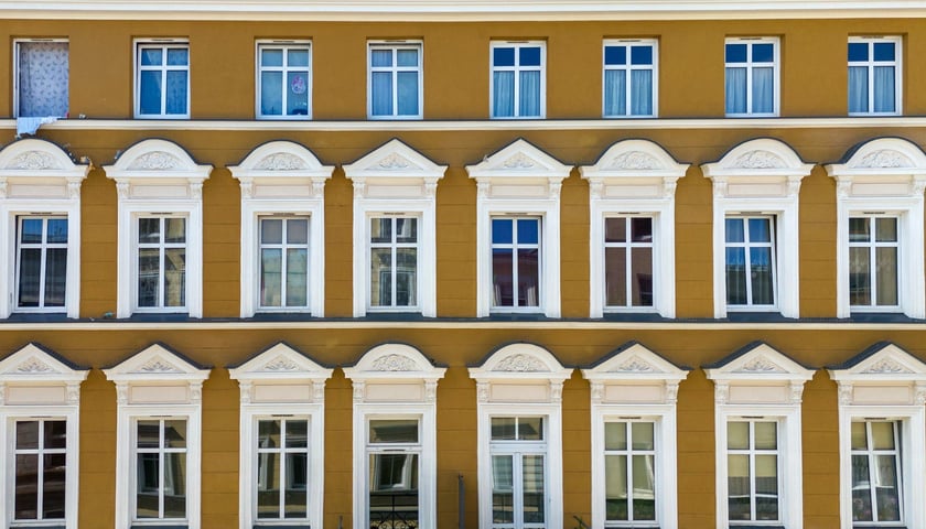 Powiększ obraz: <p>Ulica Chudoby, wyremontowana kamienica nr 13</p>