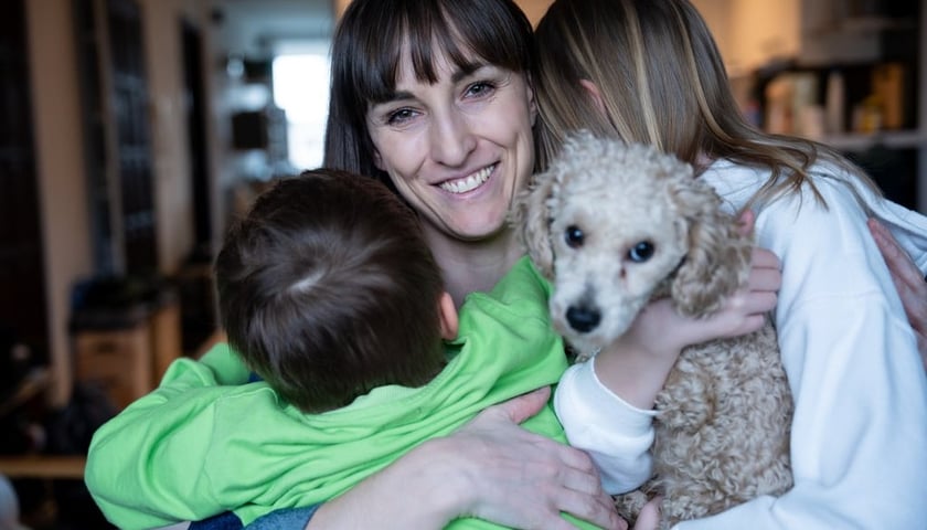 Powiększ obraz: Małgorzata Wójcik tuli dwoje dzieci, dla których jest rodziną zastępczą