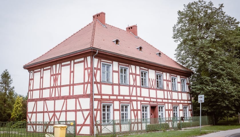 Powiększ obraz: <p>Plebania z 1628 na Praczach</p>