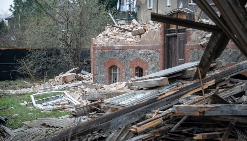 Powiększ obraz: <p>Zburzona zabytkowa willa przy Kasprowicza 23. Zdjęcie archiwalne z 2024</p>