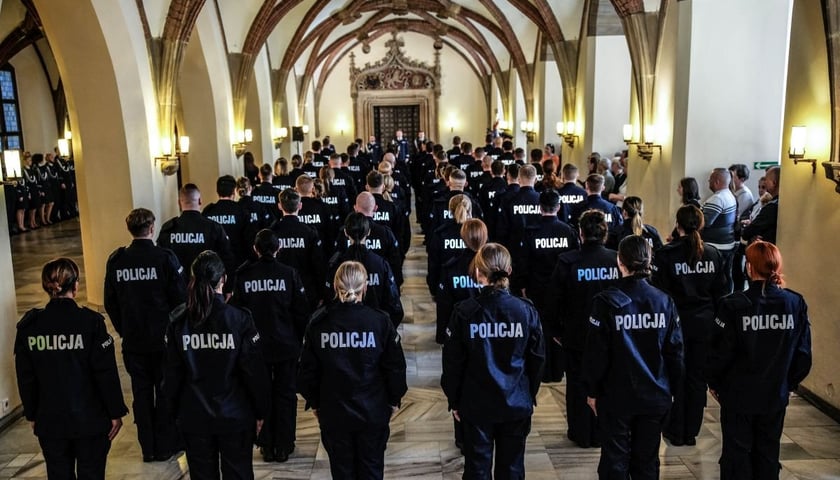 Powiększ obraz: Ślubowanie policjantów w Ratuszu we Wrocławiu