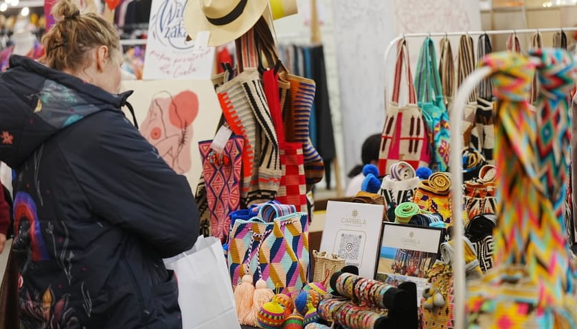 Powiększ obraz: Stoisko z torebkami - Festiwal Kupuj Świadomie, listopad 2024