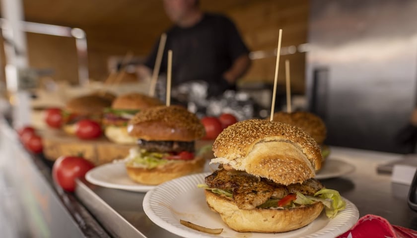 Powiększ obraz: Burgery z food trucka