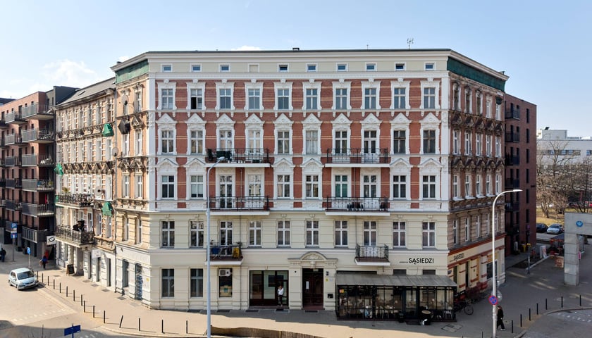 Powiększ obraz: <p>Elewacja frontowa już lśni, pora na dwie boczne</p>