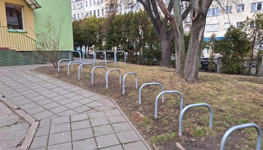 Powiększ obraz: <p>We Wrocławiu trwają odbiory techniczne 600 nowych stojaków na rowery</p>